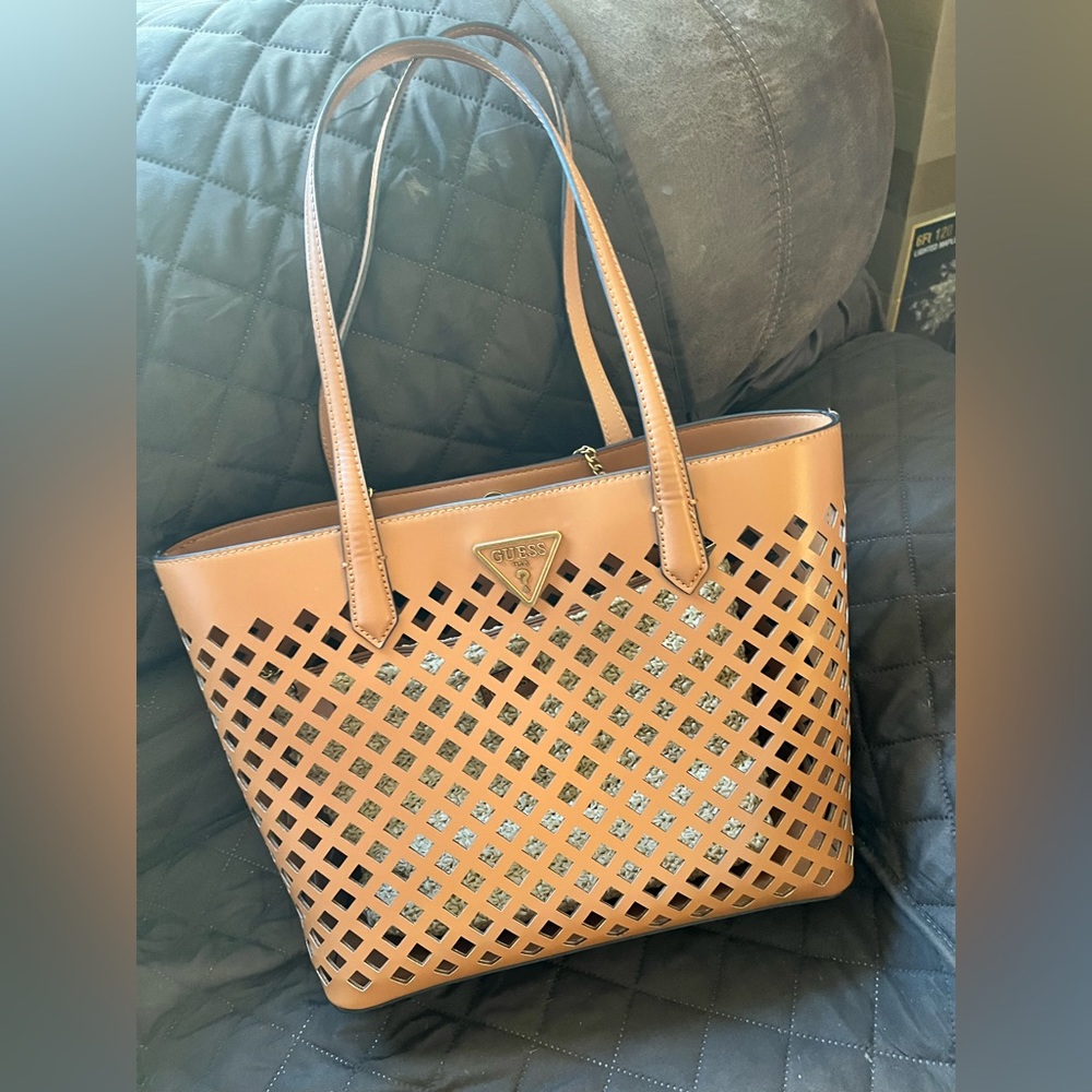 Guess tote